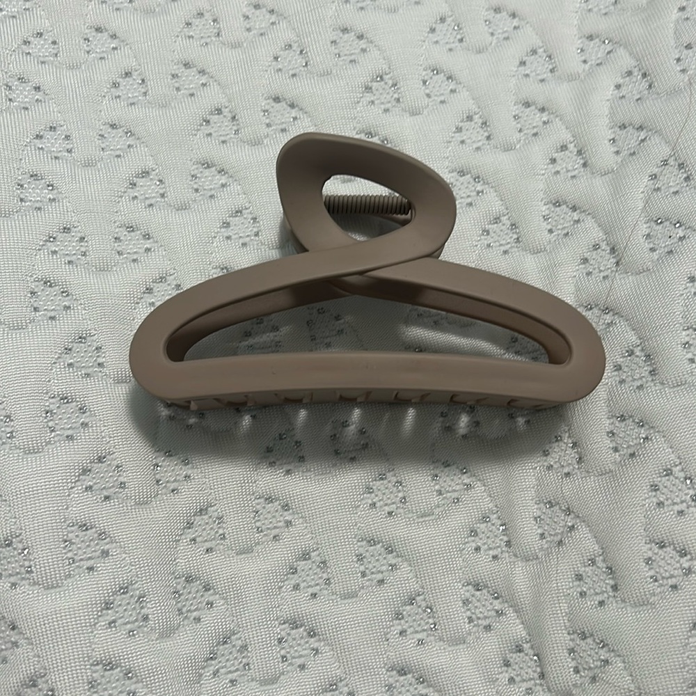 Brown clip